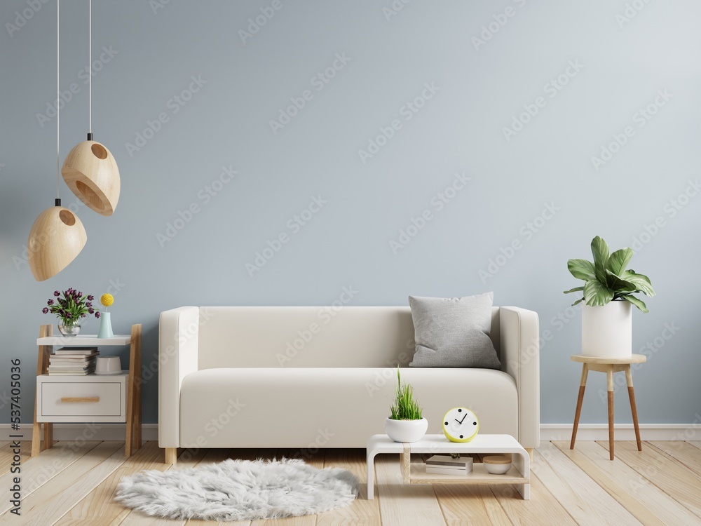 浅蓝色暖色调墙壁模型，奶油色沙发，装饰简约。