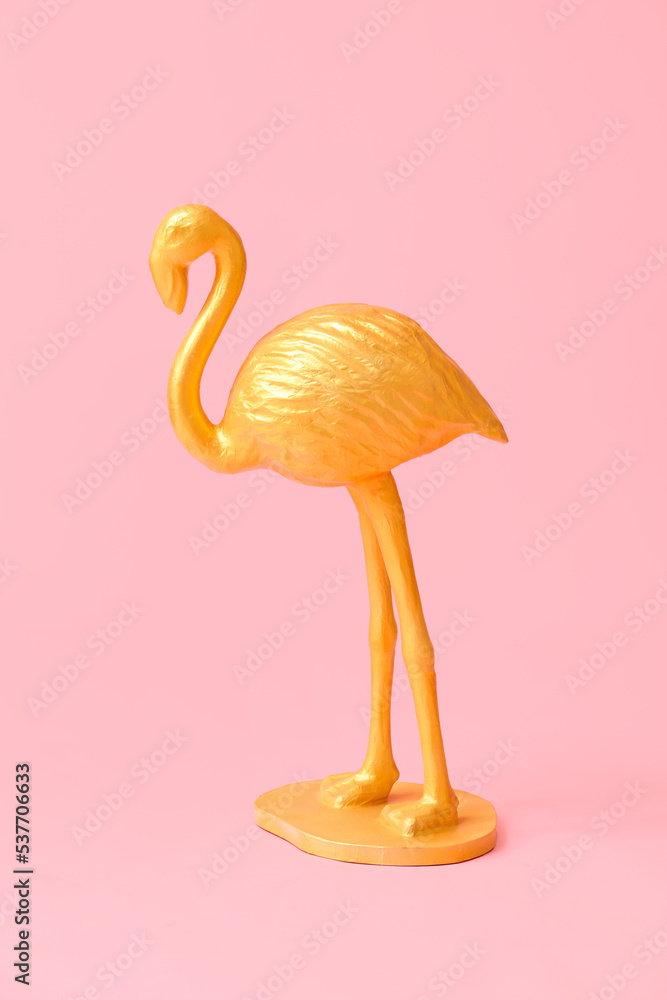 粉红色背景的金色火烈鸟