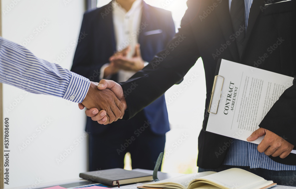 商务会议和合伙协议合同期间，商务人士握手。
