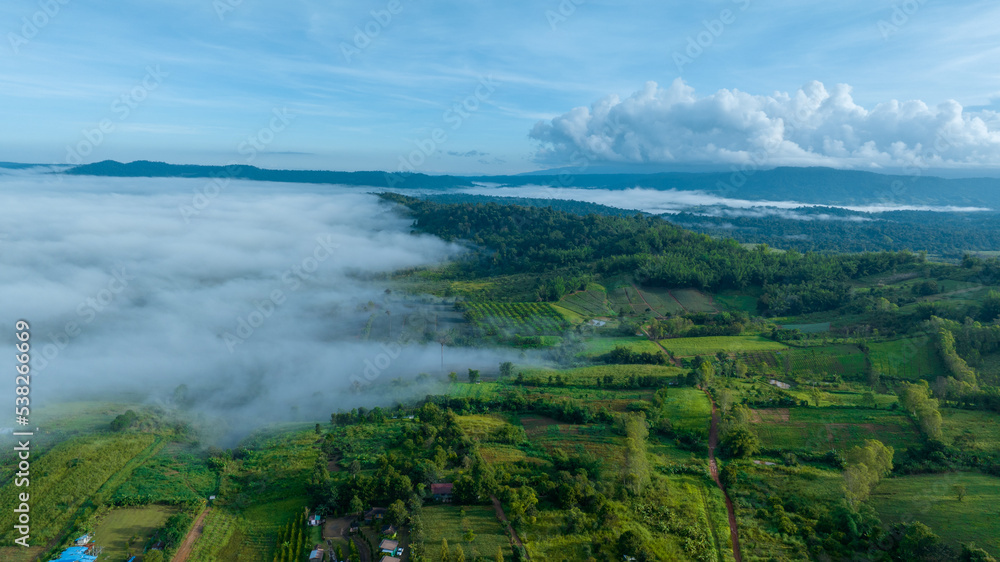 泰国Phetchabun美丽的秋天雾蒙蒙的山脉。雾蒙蒙的山谷，低云，森林