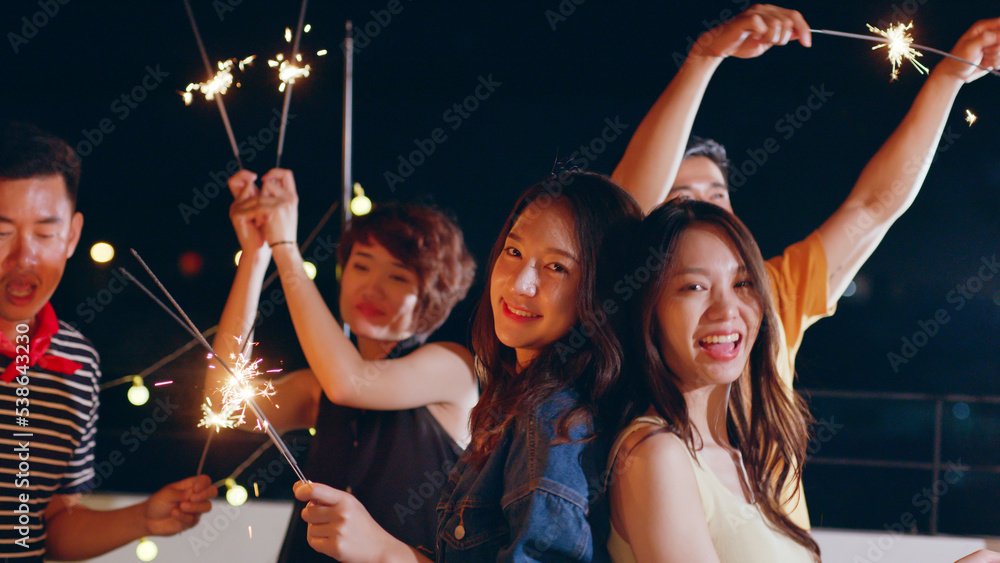 一群亚洲年轻人和朋友在屋顶上举行庆祝派对，手里拿着焰火
1432000574,自制蓝莓松饼