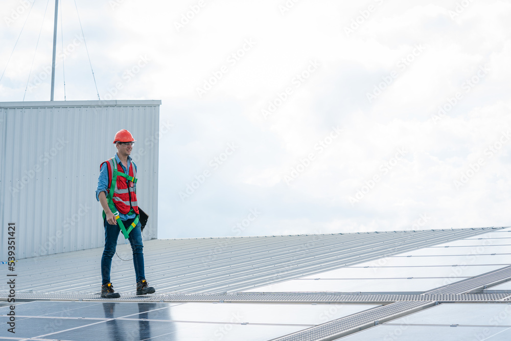 太阳能电池板能源，电气工程师正在屋顶上的太阳能站使用设备Alter