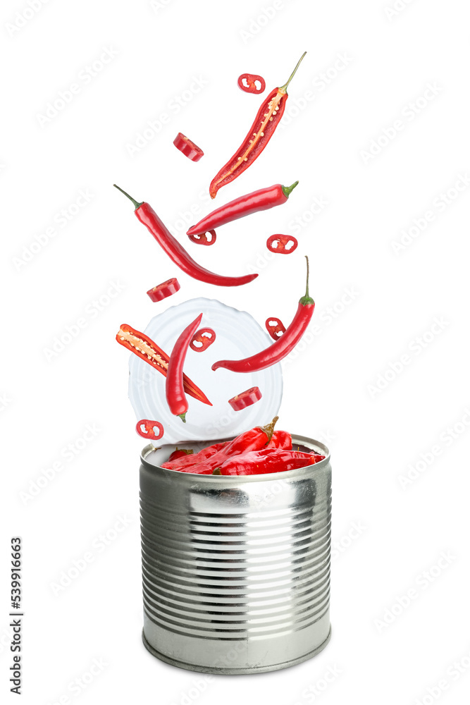 打开的锡罐，白色背景上有美味的辣椒