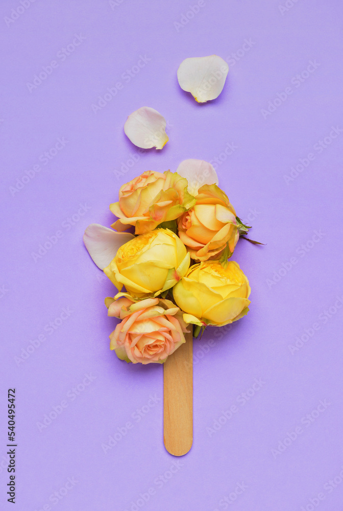 美丽的玫瑰花和冰淇淋棒在彩色背景上
