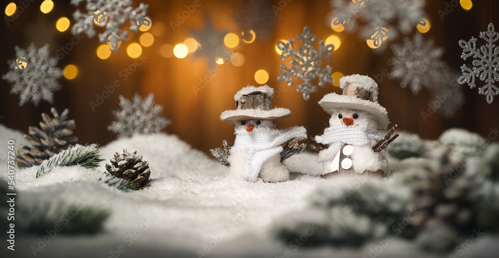 圣诞场景，雪人和悬挂的装饰品，木背景和雪，照亮的棕色