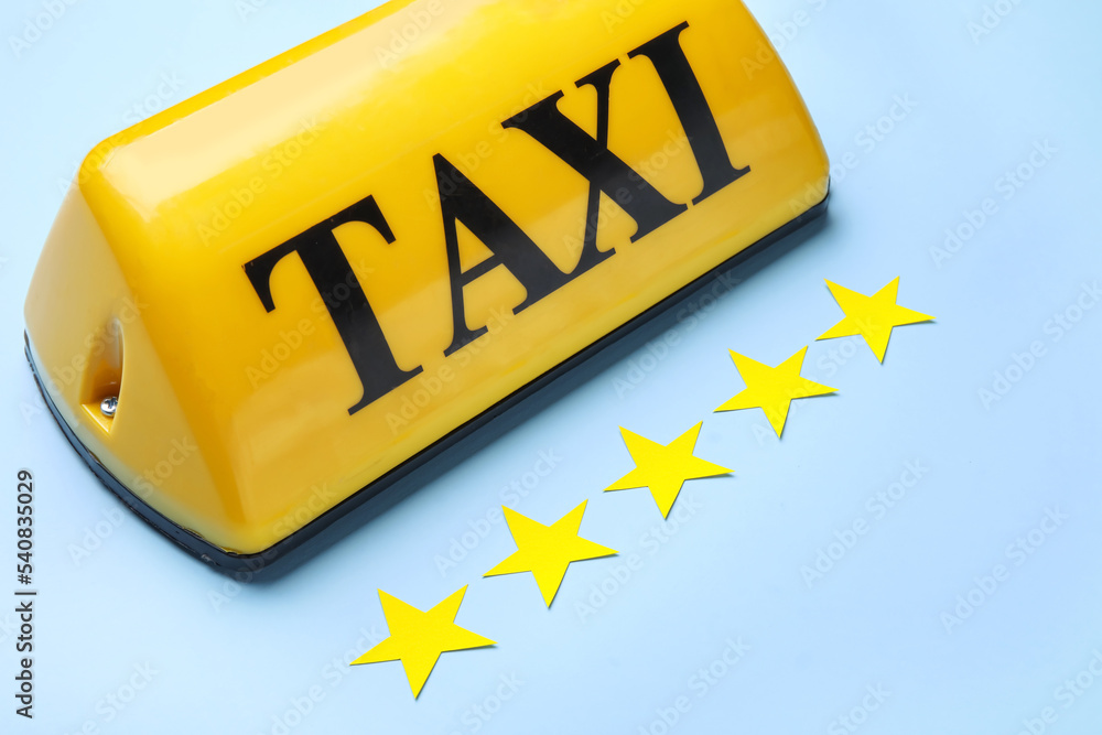 黄色出租车车顶标志和蓝底纸星星