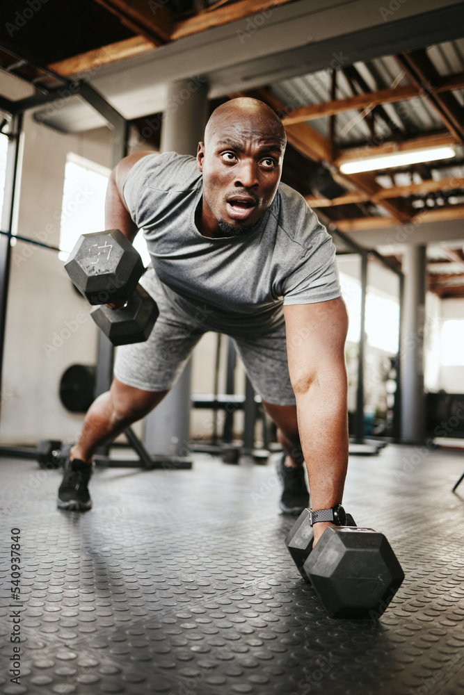 健身、健身房和黑人男子通过举重锻炼力量、健康和训练。Bodybui