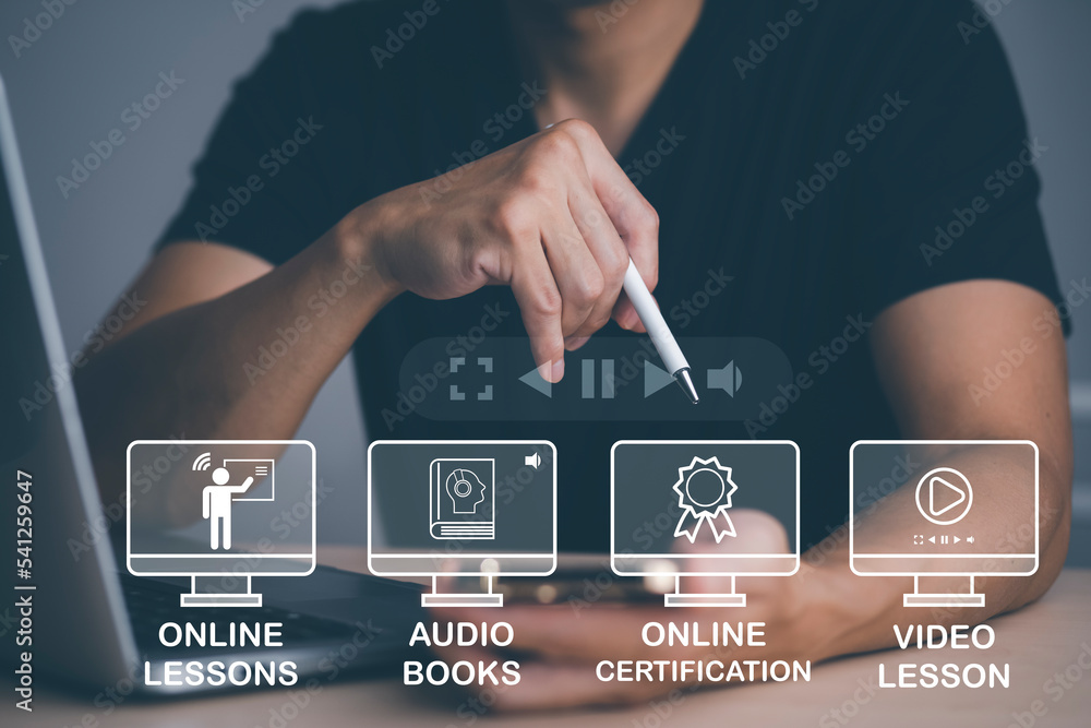 概念电子学习教育，男子使用虚拟屏幕上带有在线教育图标的笔记本电脑。视频输入