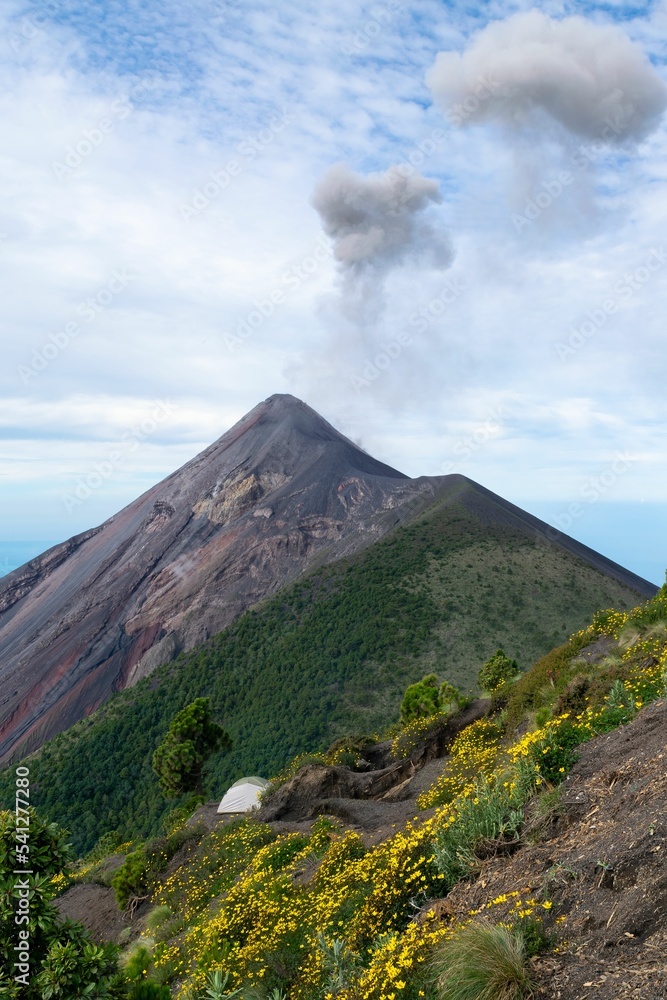 危地马拉富埃戈火山爆发，烟尘，垂直