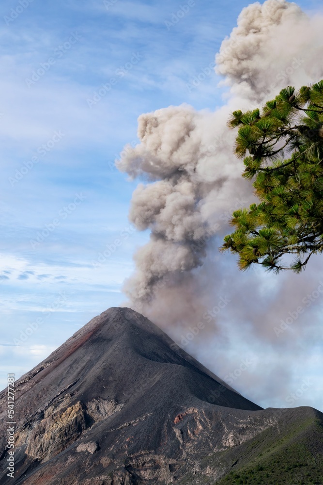 Fuego火山爆发，烟尘，危地马拉，垂直