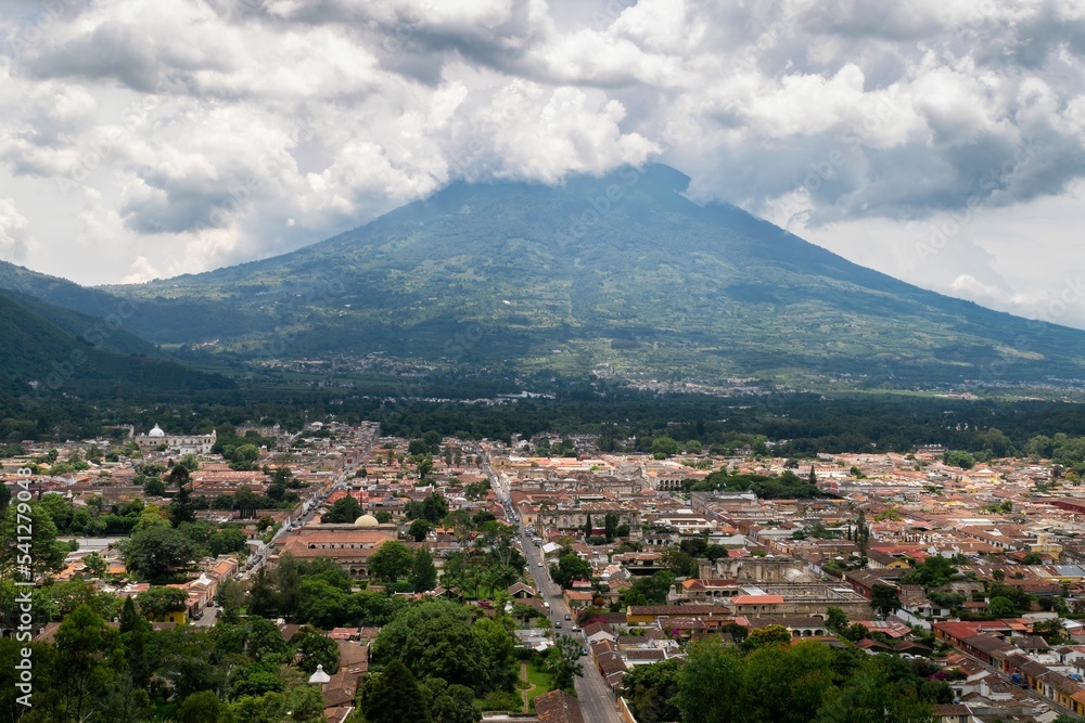 阿瓜火山山谷上的小镇，拥有令人惊叹的云景