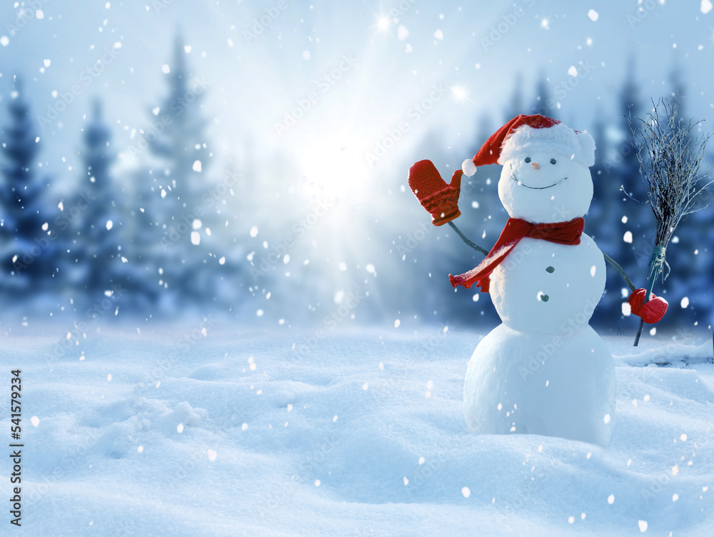 可爱的微笑雪人，手拿扫帚，戴着红围巾和帽子。冬日童话。圣诞快乐