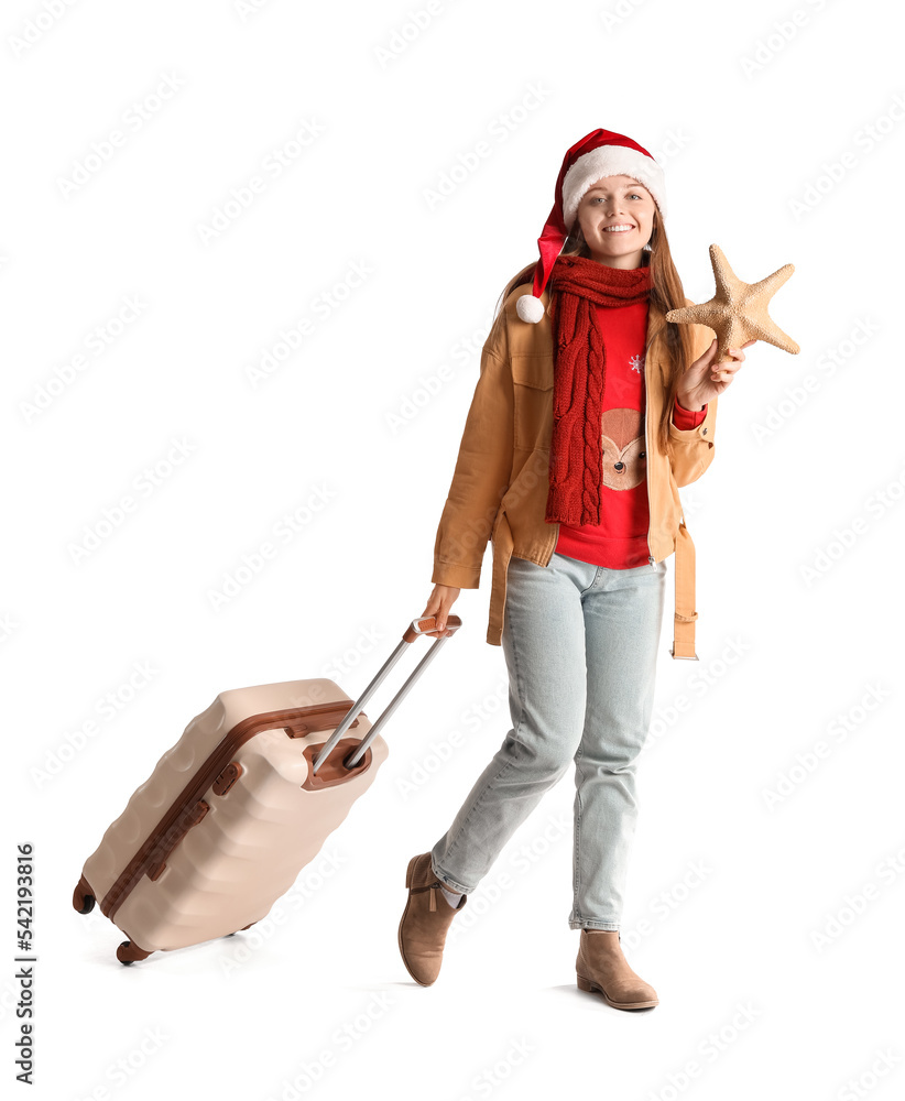 戴着圣诞老人帽子的年轻人，白色背景是海星和手提箱