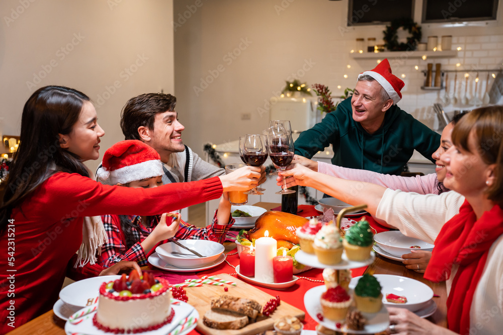 多民族大家庭在家里一起庆祝圣诞派对。