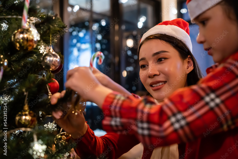 亚洲美女母女在家装饰圣诞树。