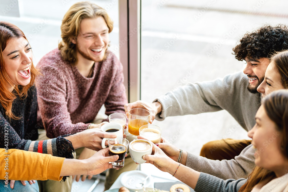 人们聚在咖啡吧的露台上喝拿铁杯——朋友们在一起聊天，玩得很开心