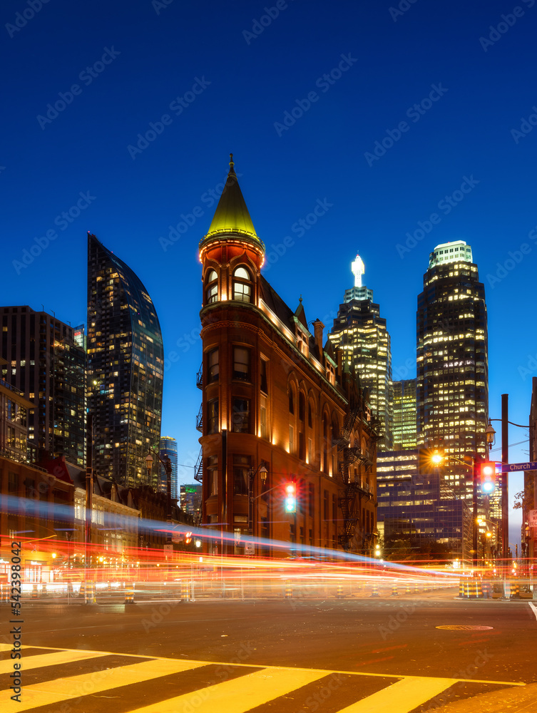 加拿大，多伦多。著名的古德汉姆建筑和背景中的摩天大楼。ci视图