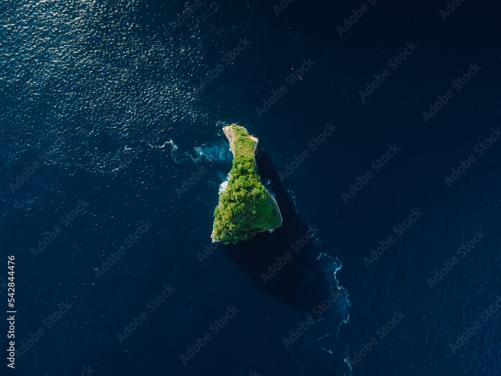 努萨佩尼达岛附近海洋中唯一一块风景优美的岩石。鸟瞰图