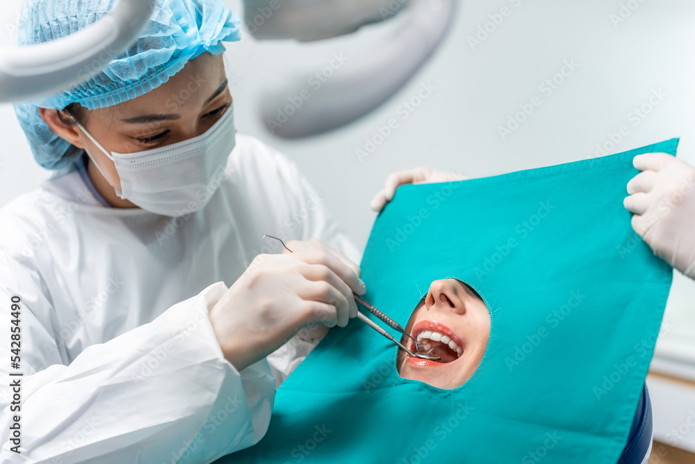 高加索牙医在牙科健康诊所为年轻女孩检查牙齿。