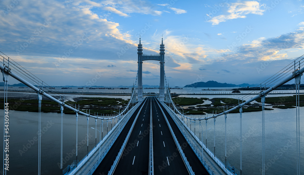 日落时分，中国浙江舟山群岛美丽的桥梁和河流自然风光。