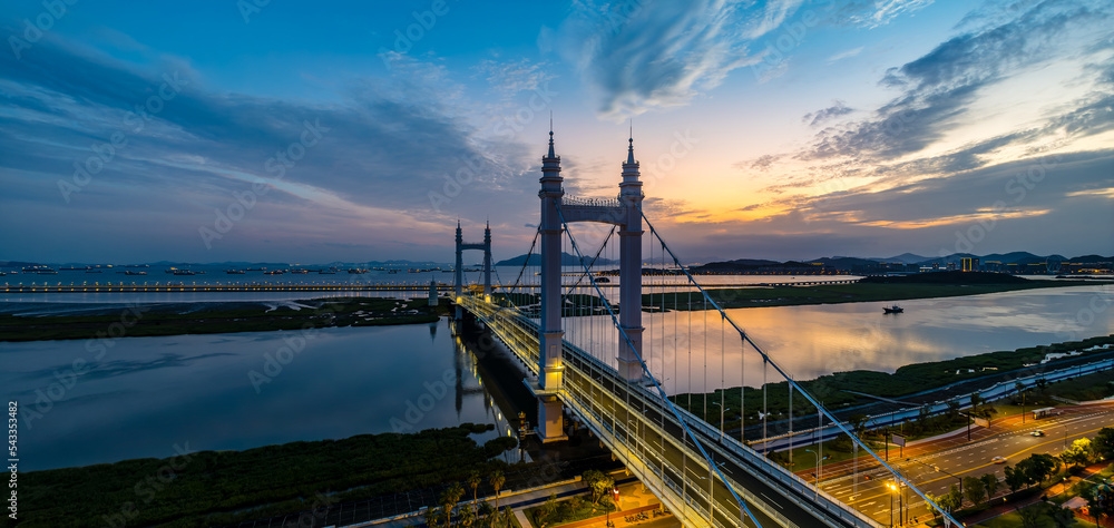 日落时分，中国浙江舟山群岛美丽的桥梁和河流自然风光。
