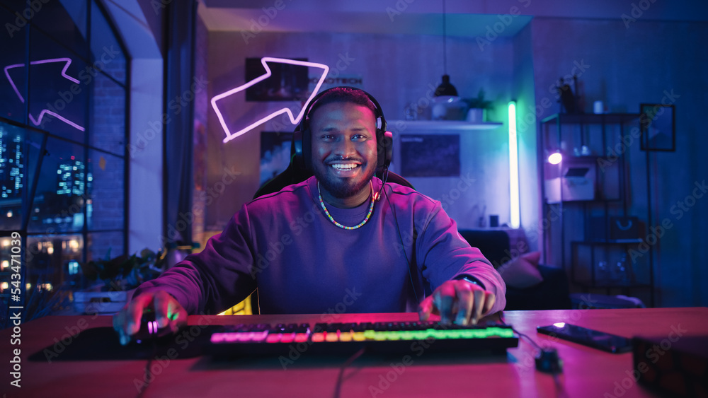 在家游戏：满意的非裔美国玩家在电脑上的在线视频游戏中赢得一轮