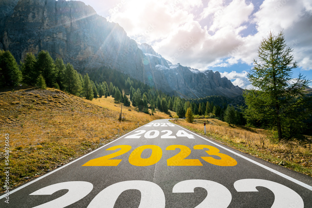 2023年新年公路旅行和未来愿景概念。公路引导的自然景观