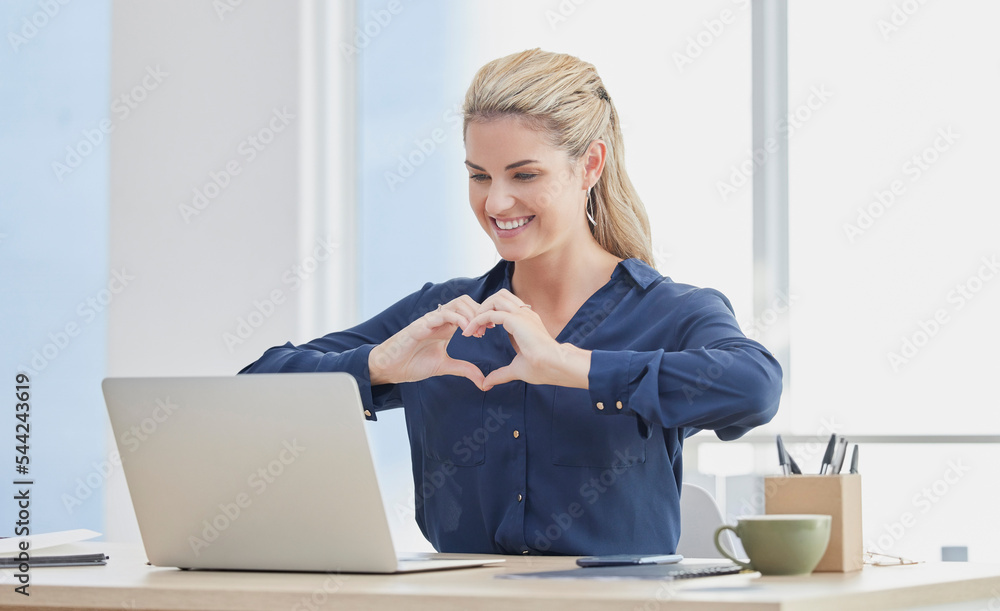笔记本电脑，办公室里的爱心和商务女性，与investo视频通话时面带微笑，心情愉快