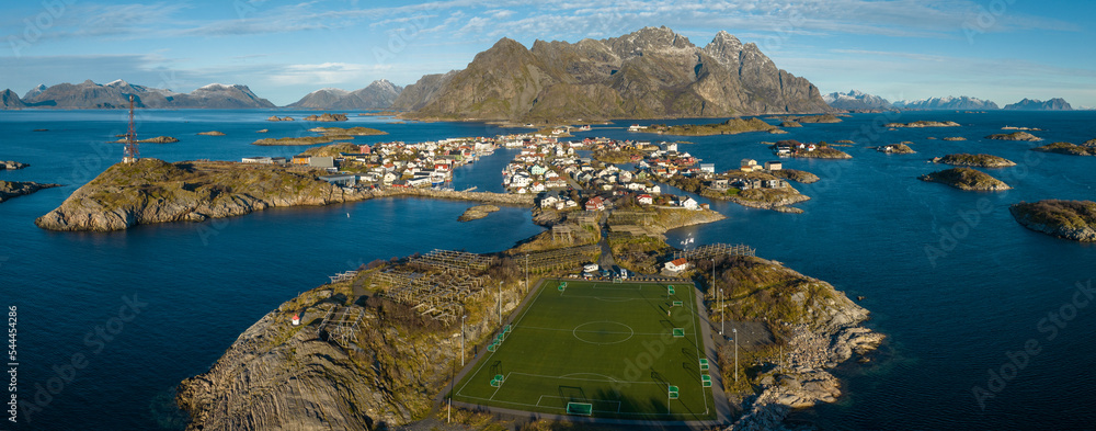 令人难以置信的Henningsvaer鸟瞰图，背景是足球场和山脉。