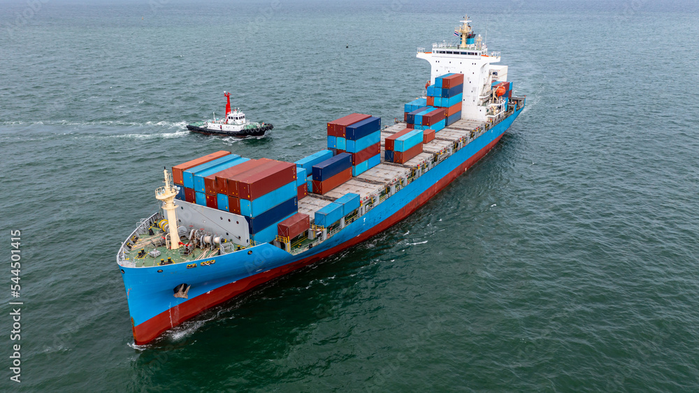 集装箱货轮抵达商业深水港，全球商业进出口商业贸易中心