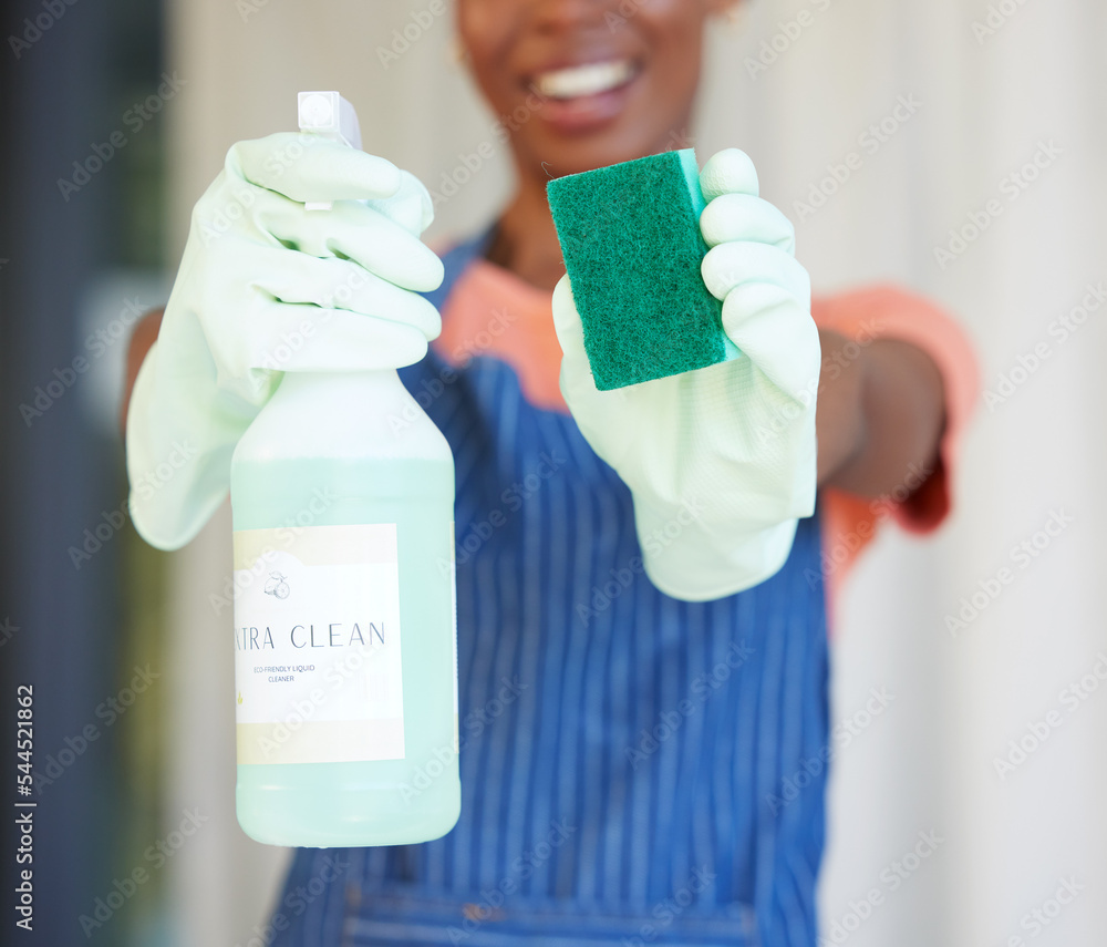 黑人妇女，手或带有海绵的喷雾瓶，手套或清洁产品，为女佣提供清洁服务