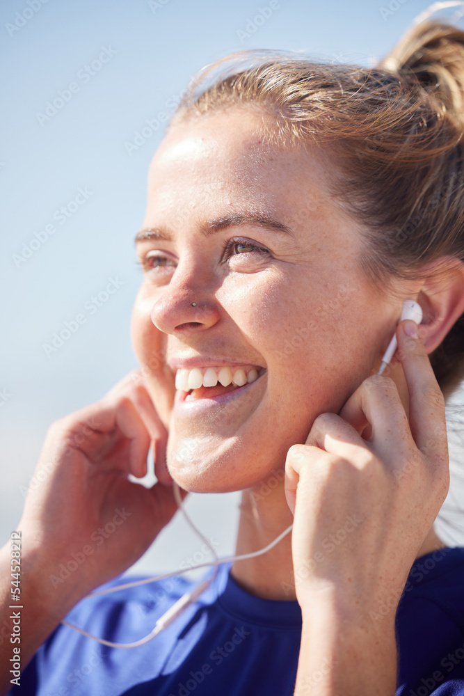 在澳大利亚户外锻炼时，健身、耳机和快乐的女人听音乐。H