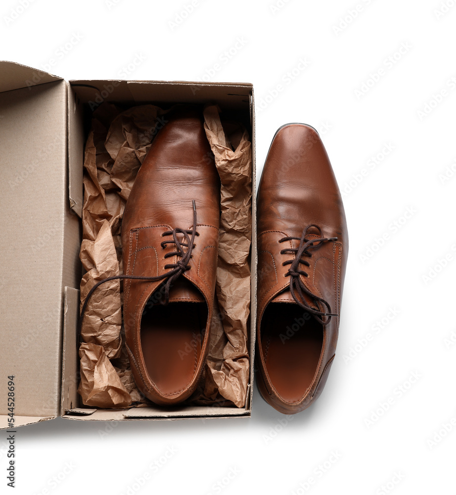 白底棕色鞋子的纸板箱