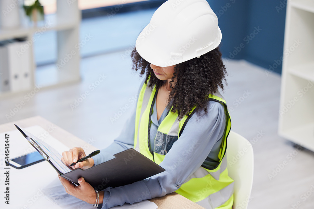 文件、写作和建筑工人或工程师黑人女性文件、保险清单和