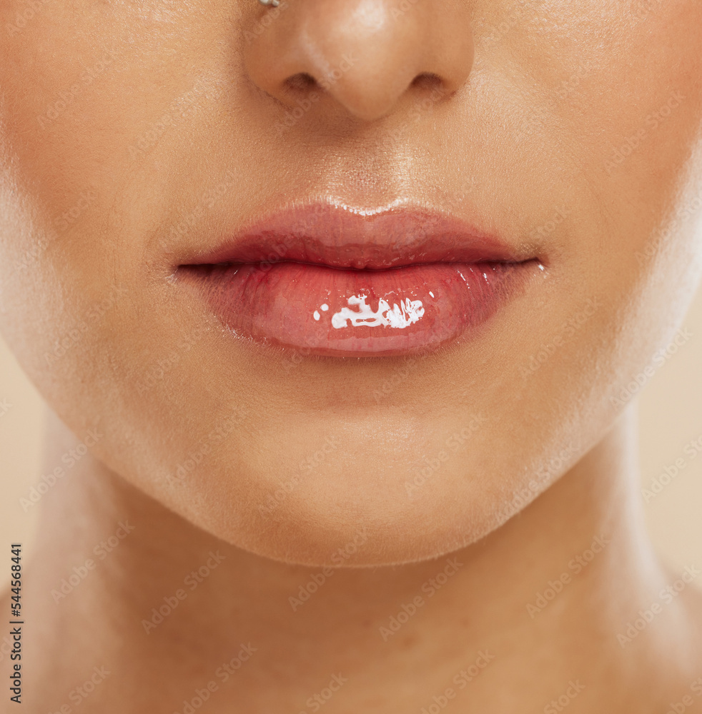 唇部、护肤品和女性使用口红进行化妆品、光泽和健康，以获得清晰、光滑和光泽