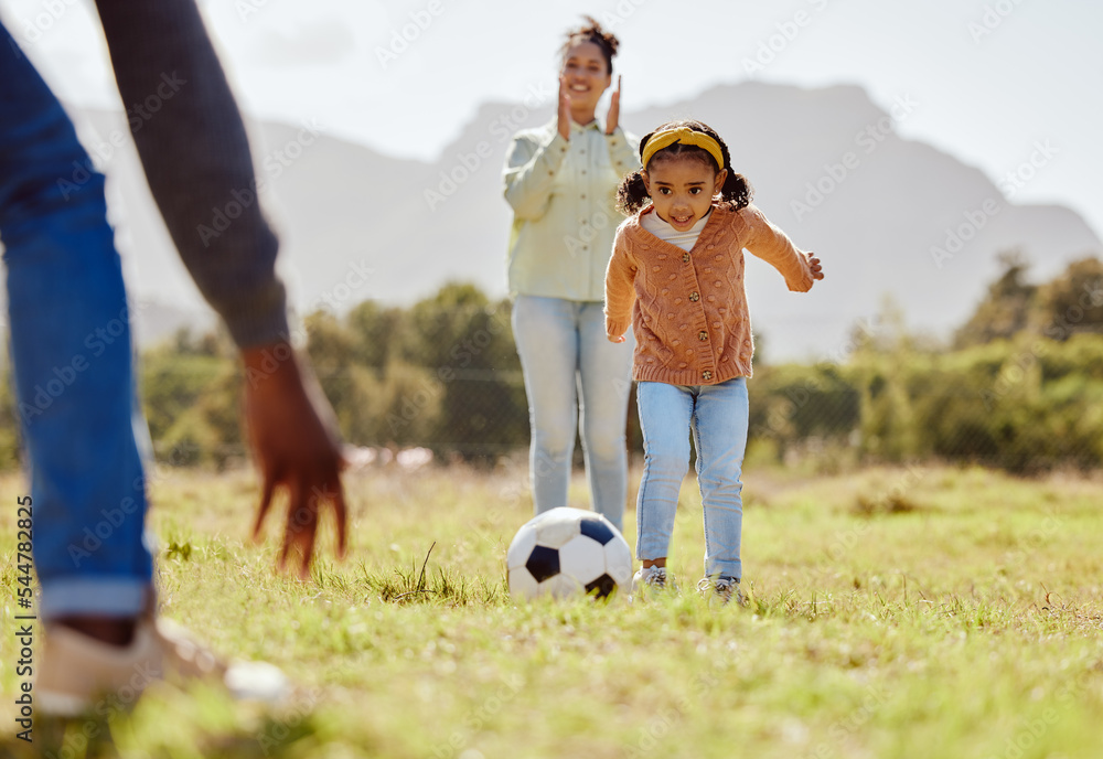 父母、公园和女孩踢足球，在阳光下进行有趣的运动学习、建立联系和放松，gard