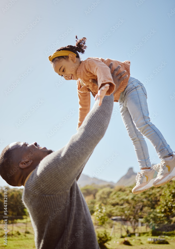 父亲在公园、花园和户外大自然中把孩子抱到空中，享受乐趣、亲密关系和优质时光