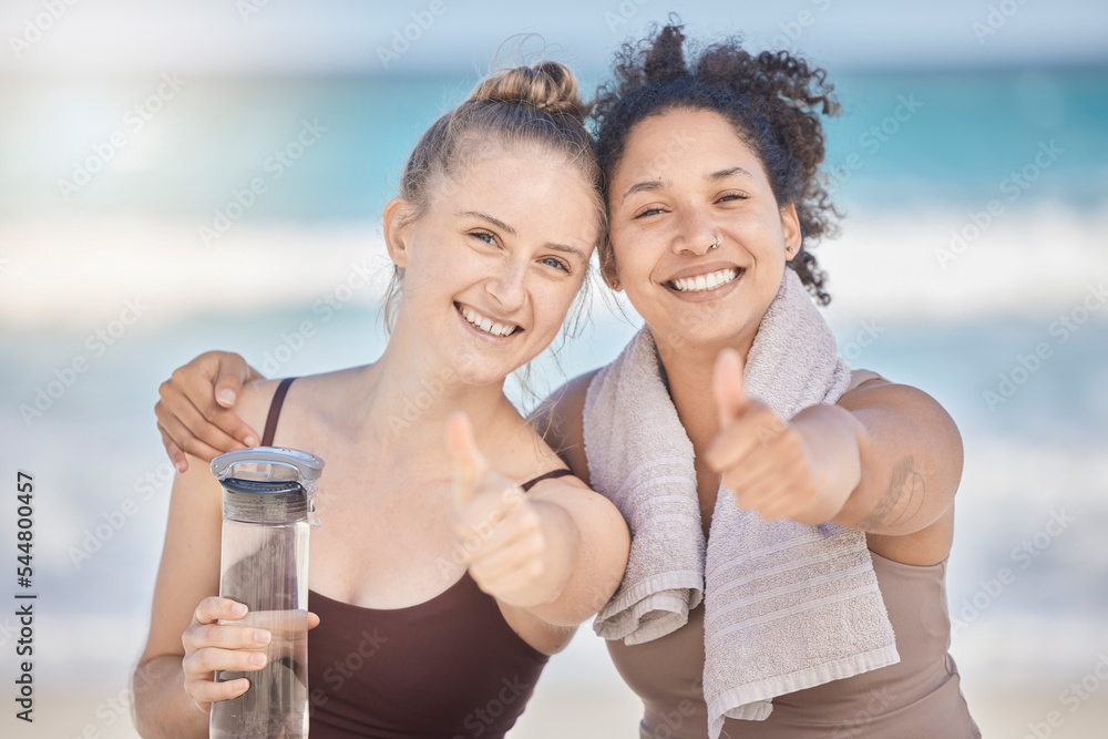 锻炼，朋友和女人一起在海滩上竖起大拇指，跑步后快乐，锻炼和