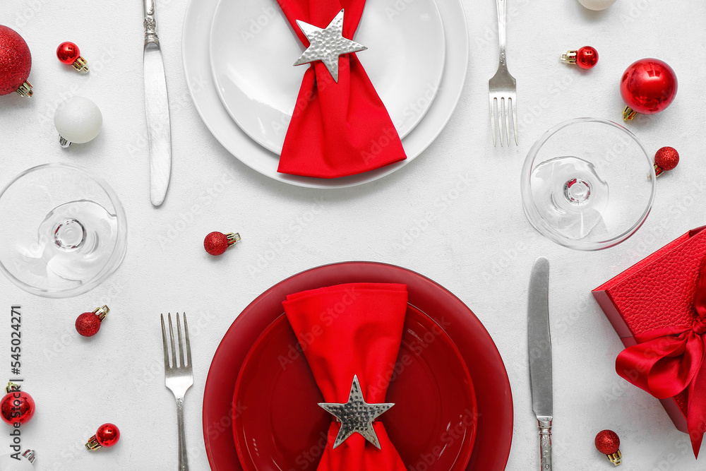 白色背景上有红色圣诞球的漂亮桌子