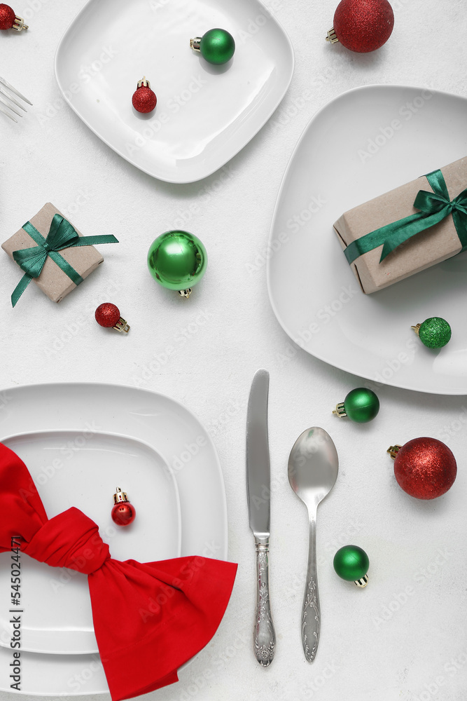 漂亮的餐桌布置，白色背景上有圣诞球和礼物