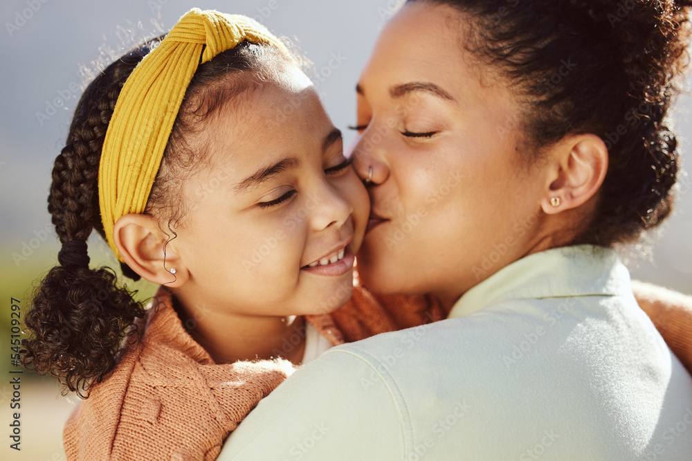 母亲、孩子和微笑亲吻，在家庭纽带、旅行或夏季休息中获得拥抱、爱或关怀