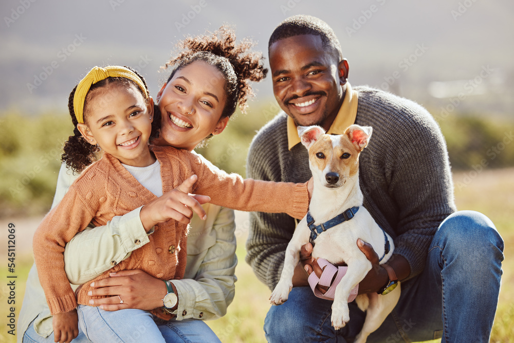 公园里的家人、肖像和狗与女孩和父母在一起，在纳图放松、亲密、玩耍、快乐和微笑