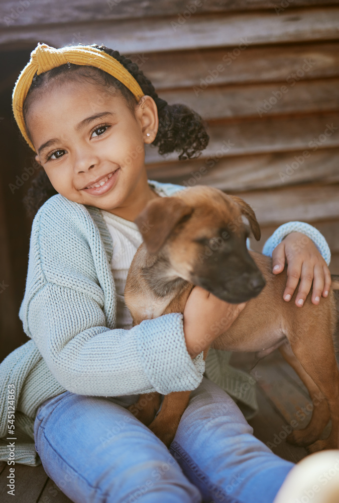 宠物，爱和女孩的画像，带着狗微笑，快乐，和动物玩耍。小心，hap