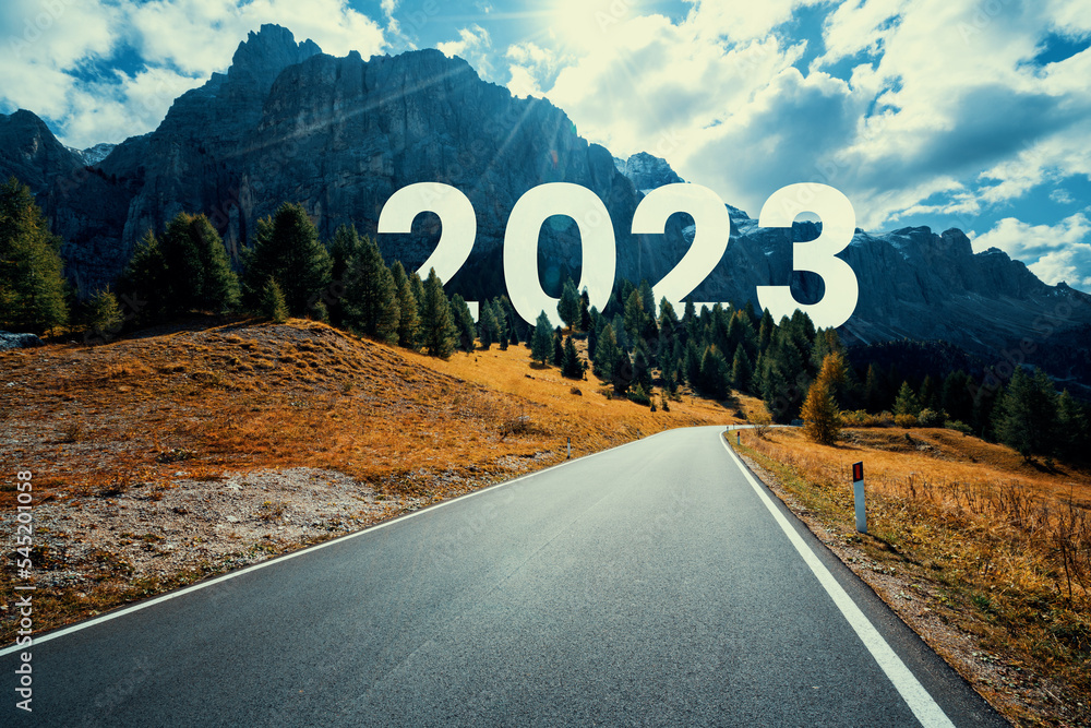 2023年新年公路旅行与未来愿景概念。公路引领自然景观