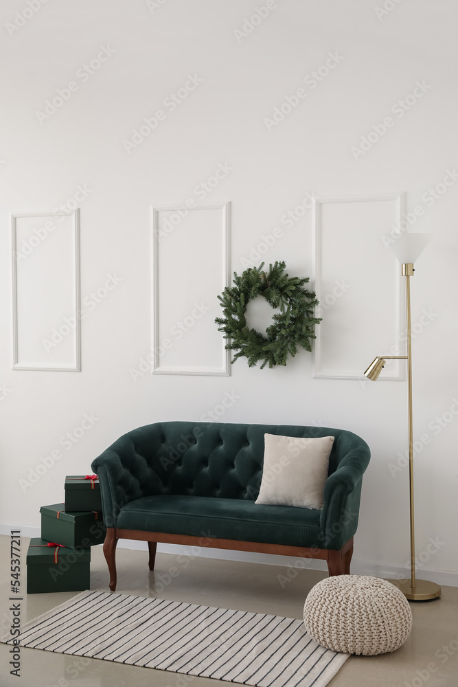墙上挂着礼物和圣诞花环的沙发
