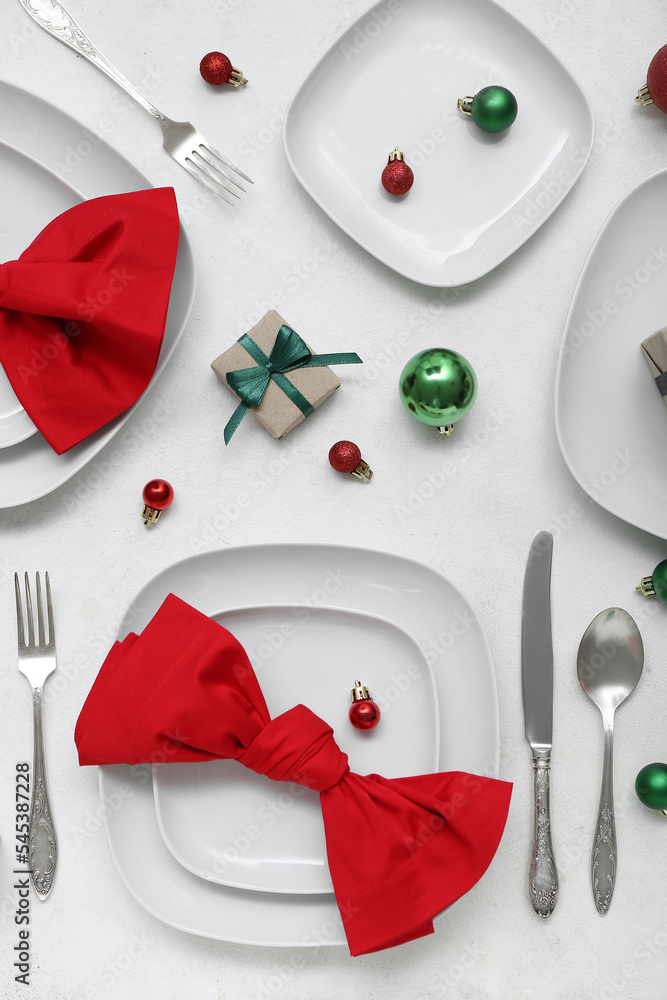 白色背景上有圣诞球和礼物的美丽餐桌