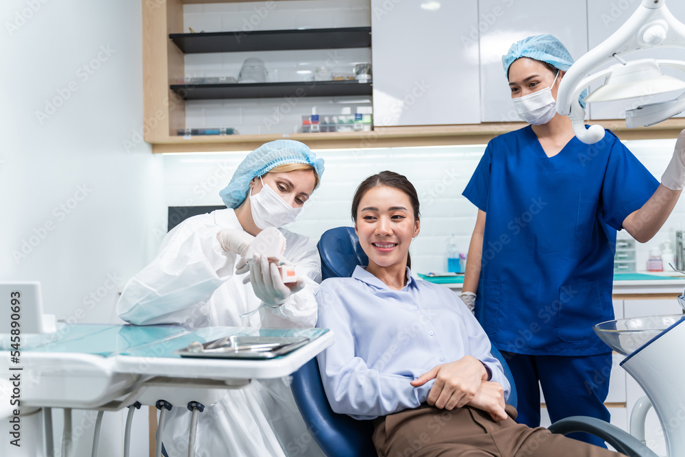 白人牙医在牙科诊所为年轻女孩检查牙齿。