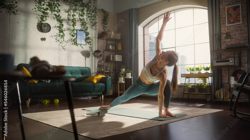 一位健康的年轻女性在早晨锻炼时做伸展和核心瑜伽练习的肖像