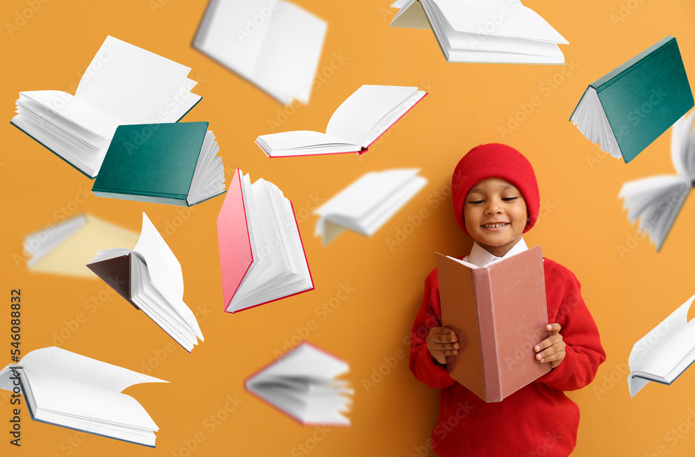 小非裔美国男孩和许多橙色背景的飞行书籍