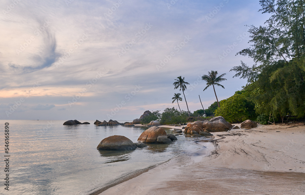 泰国Koh Phangan日落时的孤独海滩